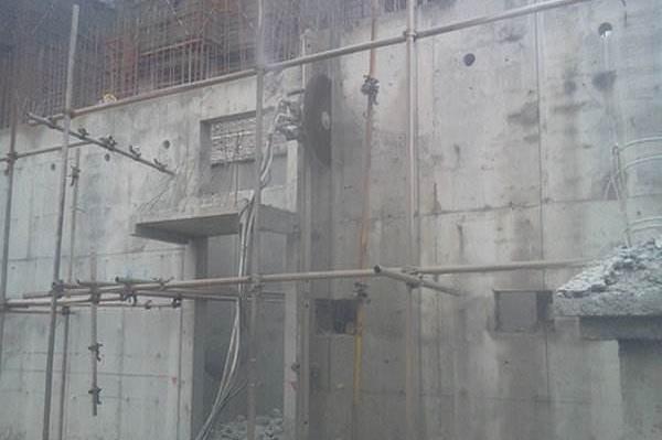 有什么好的方法可以打开混凝土墙？