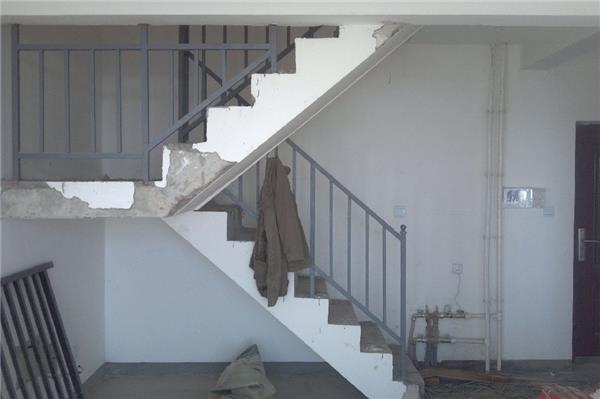 拆除混凝土楼梯的方法。