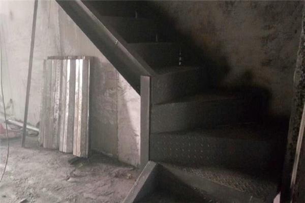 如何在不破坏建筑结构的前提下拆除混泥土楼梯？