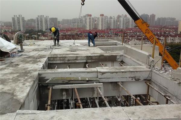 想在楼板上开个洞安装一部楼梯，请问怎么开洞和加固？