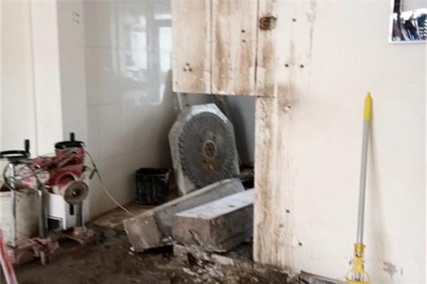 拆除混凝土楼梯的方法。