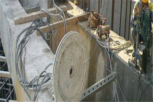 混凝土墙体静力拆除的施工方法。