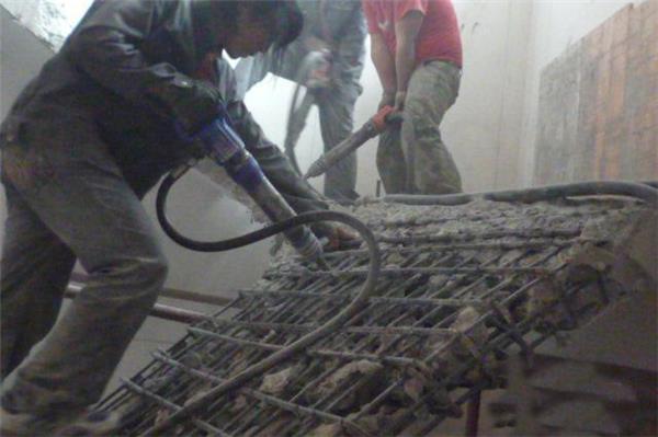 拆除一个混凝土楼梯需要多少钱？