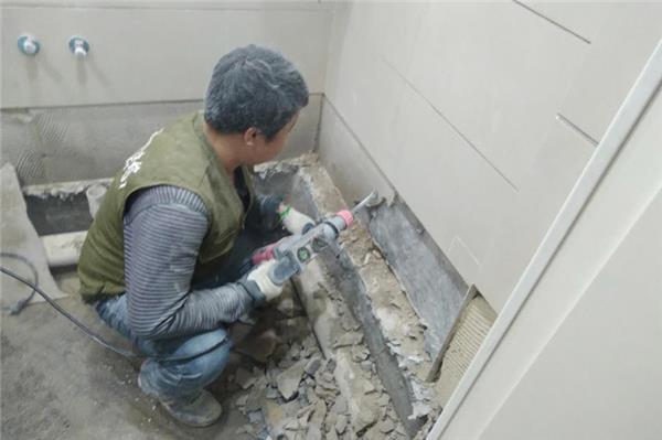 卫生间墙上的瓷砖怎样拆省力？