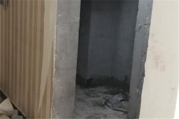 装修时在厕所和卧室的墙上开了个门洞。