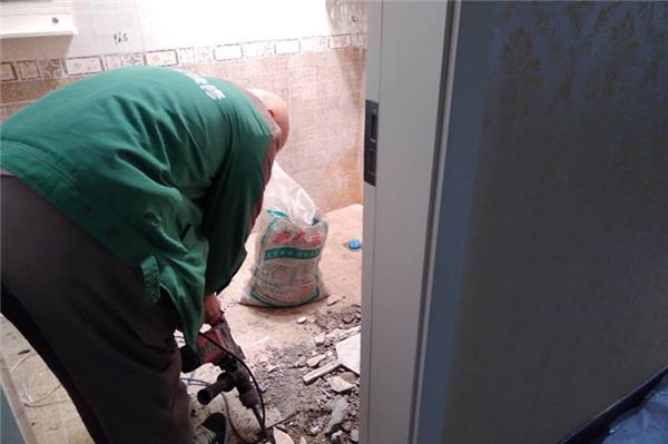 旧房装修时怎么拆除瓷砖？