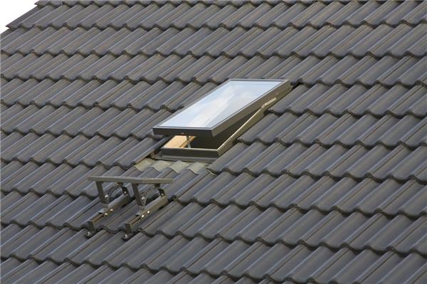 如何在楼顶安装天窗？