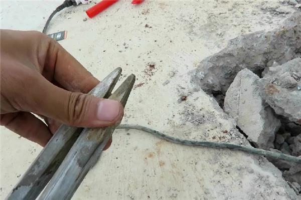 剔凿混凝土墙多少钱一平米？