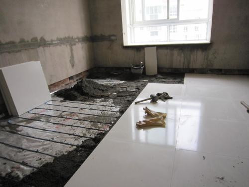 拆地砖时如何不破坏地暖管？