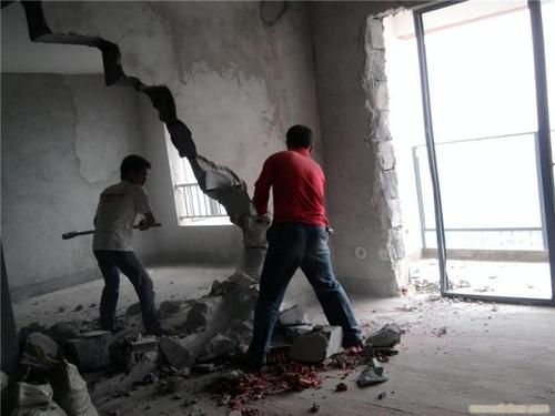 为什么装修拆除砸墙要找专业的师傅？