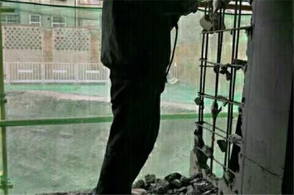 电镐剔凿砖墙开门洞对结构影响大吗？