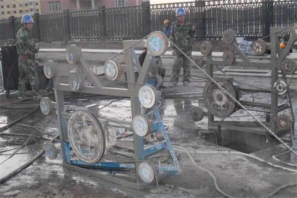 混凝土静力切割拆除施工的方法。