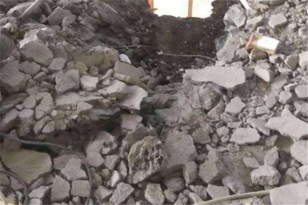 拆除水泥地面的方法。