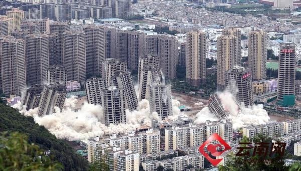 拆高楼的方法，你知道楼房是如何拆除的吗？