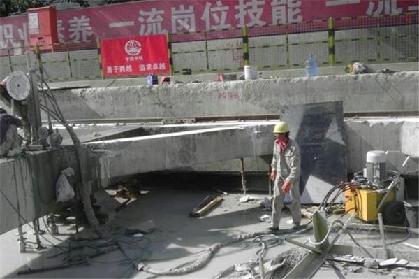 混凝土切割拆除工程，如何在顶板上切割拆除开洞口？