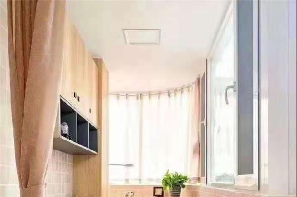 阳台的面积特别小，想把它直接做成客厅的一部分，应该如何设计呢？