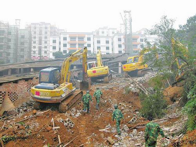 建筑拆除施工，使用钩机拆除楼房的方法