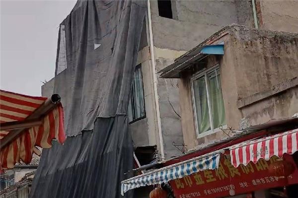 业主偷偷给危房“加固”？执法人员：违法加盖，必须拆！