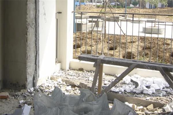 装修砸墙怎么收费 ，装修砸墙垃圾费怎么收费？