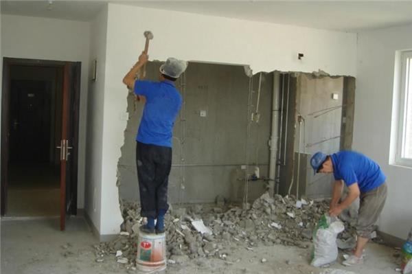 装修砸墙拆除多少钱一平方 ？人工拆墙巧妙方法。