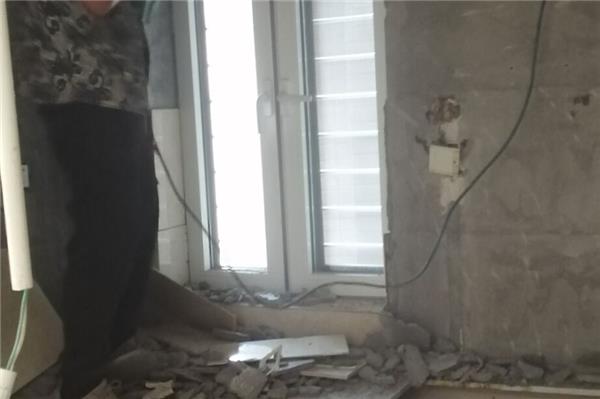 旧卫生间地面不想拆瓷砖如何改造 卫生间拆除幸亏师傅提醒这三点。
