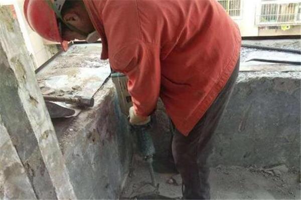 拆除瓷砖，卫生间拆除