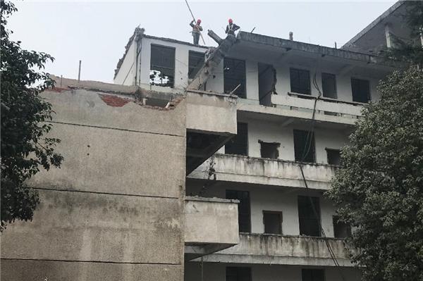 农村施工队1100元包工料，拆模没两天楼板裂2米，小伙气坏了