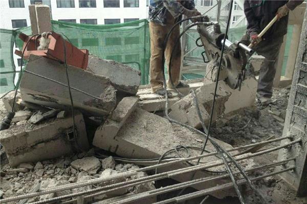 拆除旧地砖不用花钱请师傅，自己在家就能解决，一点儿也不难