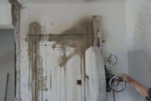 如何在混凝土墙上开一扇门？