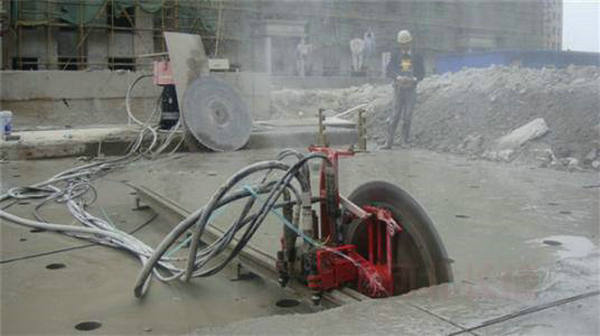 混凝土切割过程中如何预防污水进入非施工区域?