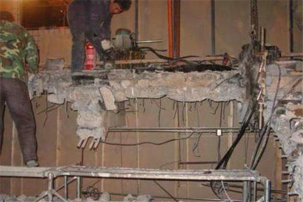 高效楼梯拆除为什么要找专业拆除公司?