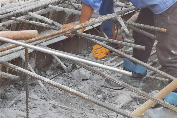剔凿混凝土，剔凿后浇带，剔凿梁头，建筑工程施工的关键步骤解析