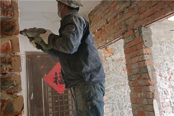 装修拆除：墙砖、墙面专业拆除技巧全解析-装修拆除服务：墙砖、墙面拆除的注意事项与处理方法