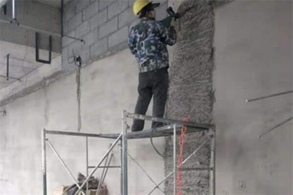 墙面剔凿破碎，涨模剔凿