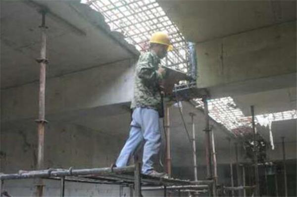 桥梁拆除-清理后浇带，清理梁头