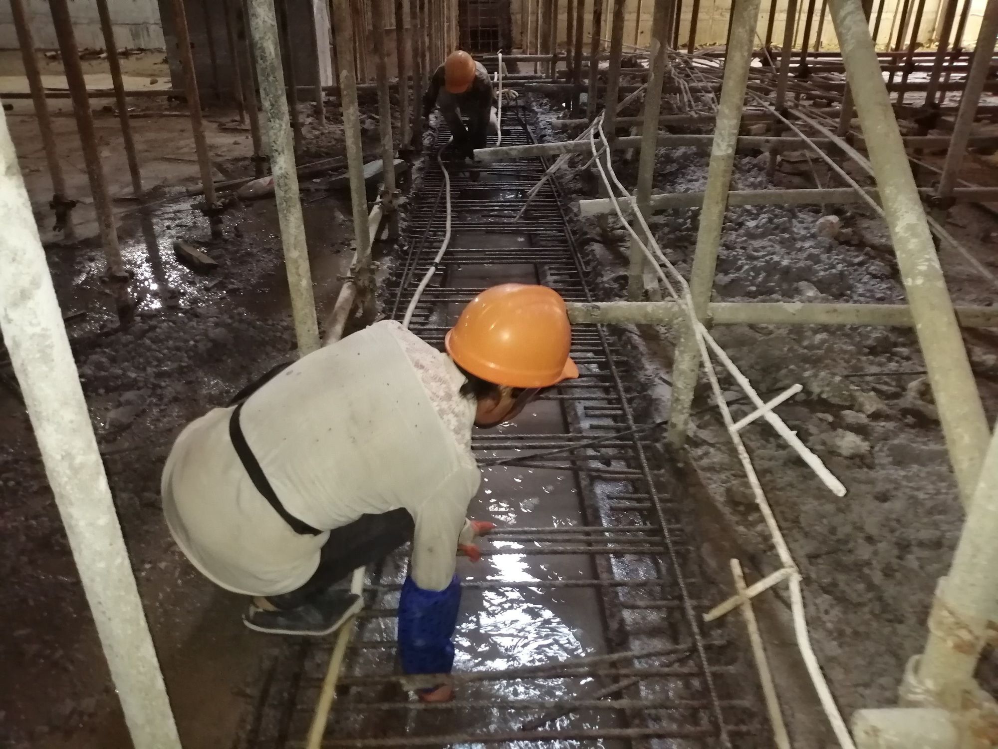 清理后浇带，剔凿后浇带