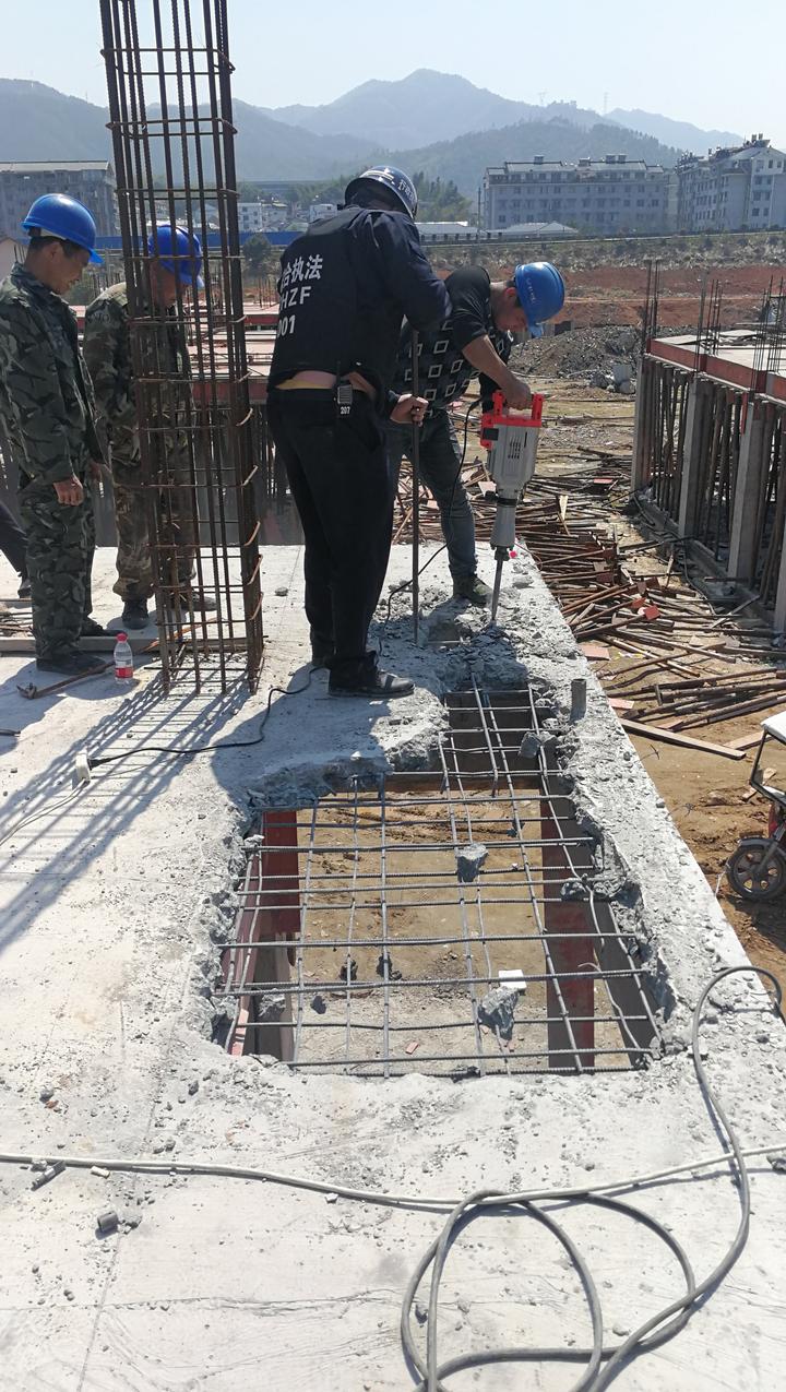 人工拆除，电镐拆除，