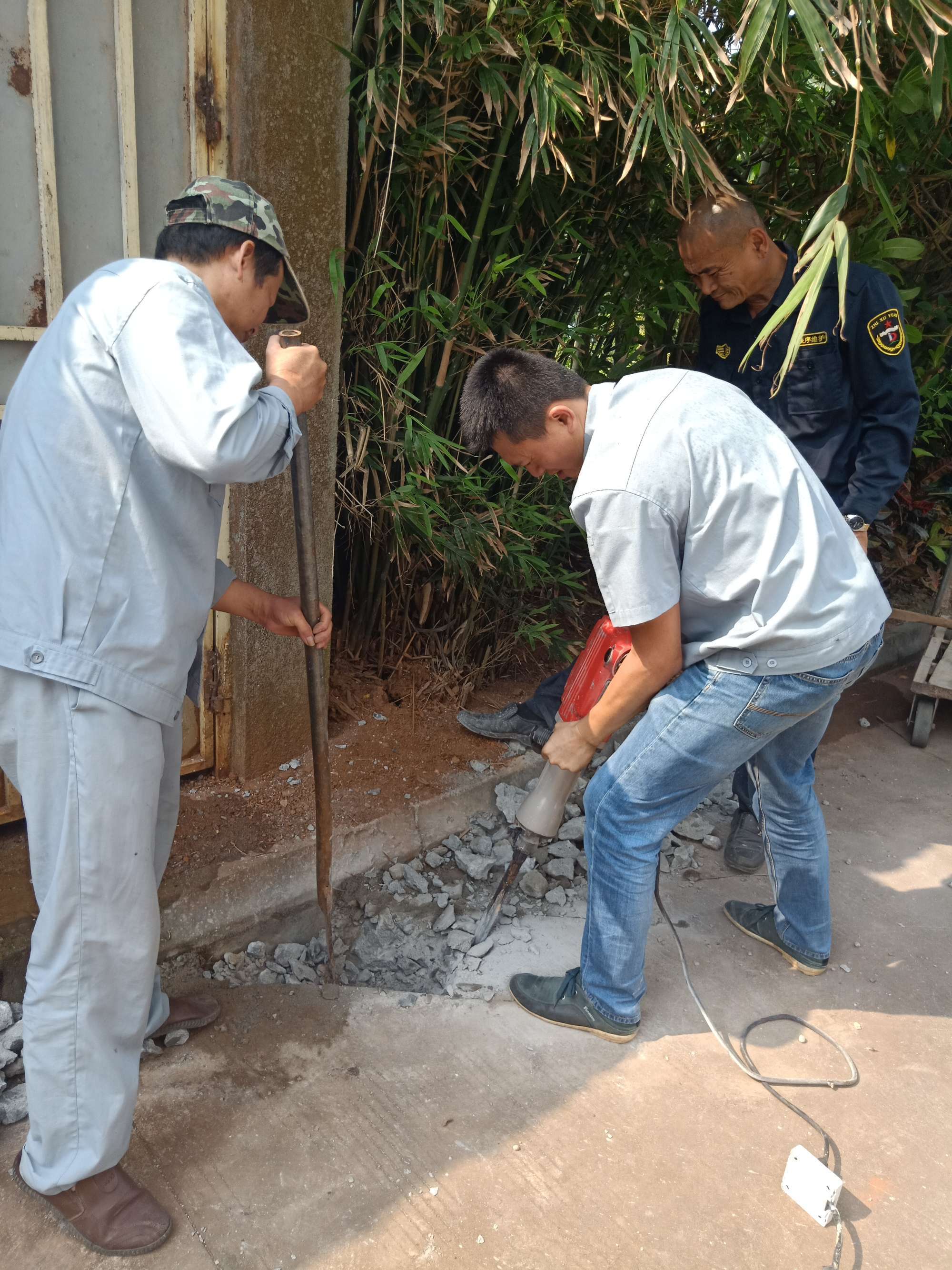 拆除地面。拆除混凝土地面