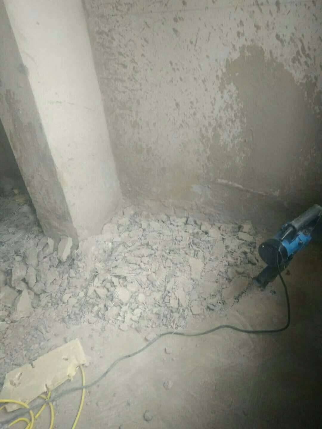 拆除旧装修，拆墙砖，拆地砖