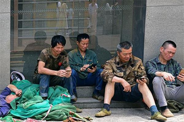 农民工拆除地面：电镐使用的第一天心得与体会