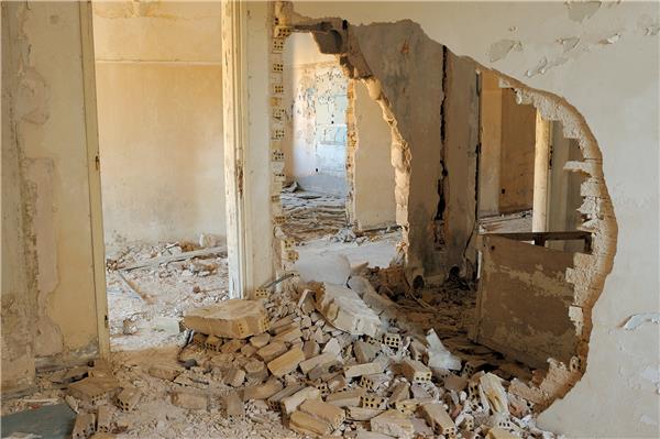 人工拆墙方法与安全操作指南