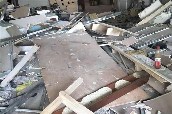 如何拆除吊顶以进行房屋改造？这些拆除技巧在不同施工环境中如何应用？